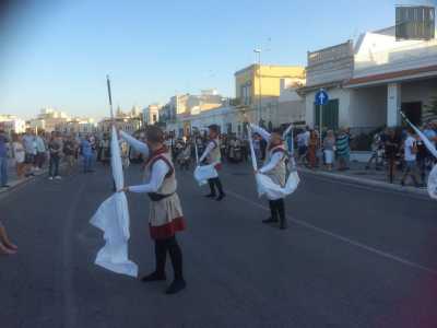 Gli sbandieratori si schierano per un'esibizione...